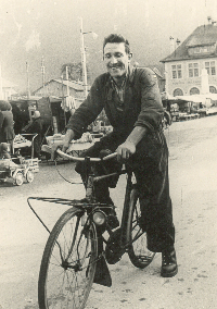 Louis RECH allant chercher de l'outillage  velo vers 1960